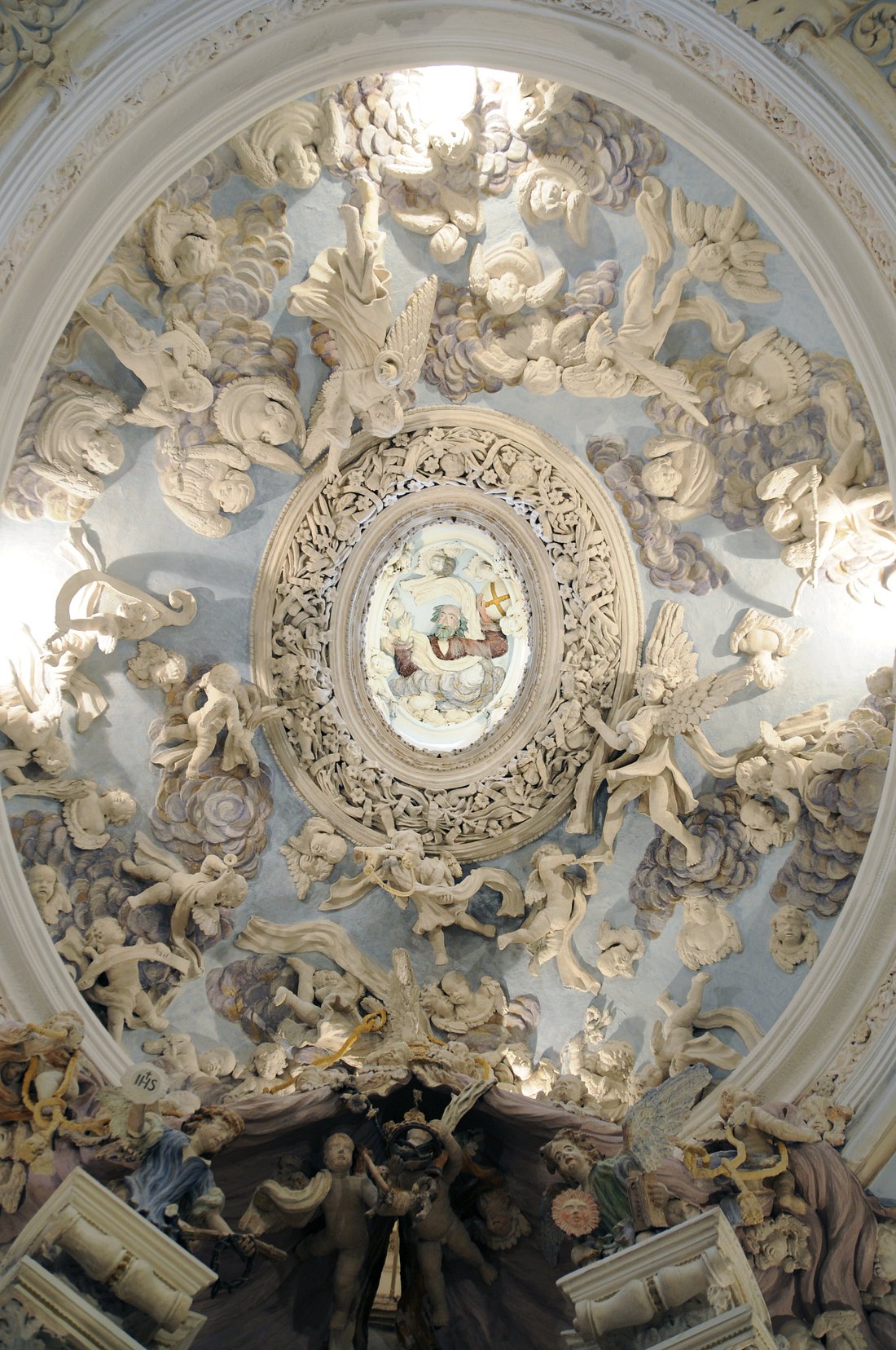 Bitonto (BA), chiesa di San Domenico, cappella dei Misteri, volta con stucchi settecenteschi del primo vano

